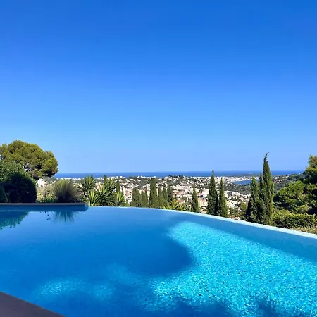 Les Pariades : 8 Prs, 4 Ch, Piscine, Vue *